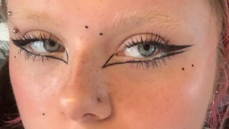 Funky Eyeliner, Funky Makeup, Vampire Bride, Mekap Mata, 20 Makeup, Punk Makeup, Graphic Makeup, Barbie Makeup, Swag Makeup