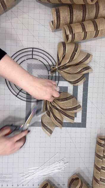 Mesh Crafts, Deco Mesh Crafts, Easy Wreath, Ribbon Wreaths, Farmhouse Wreaths, Burlap Wreath Tutorial, Diy Floral Wreath, Mesh Ribbon Wreaths, Deco Mesh Wreaths Tutorials