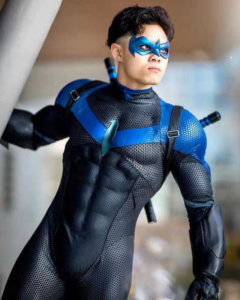 Night Wing Cosplay, Nightwing Costume, Wing Cosplay, Cool Superhero Costumes, Nightwing Costumes, Nightwing Cosplay, Night Wing, Halloween Hombre, Men's Costumes