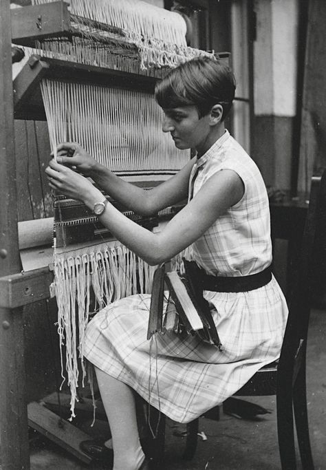 Erich Consemüller’s photograph of Ruth Hollós-Consemüller at the loom, wearing a dress made of fabric woven by herself, the Bauhaus , c1931 Black Mountain College, Laszlo Moholy Nagy, Moholy Nagy, Metal Workshop, Walter Gropius, Josef Albers, Influential Women, Women Artists, German Art