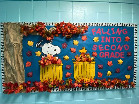 Teacher Fall Classroom Decor, Fall Door Bulletin Boards, September Bulletin Board Ideas Elementary, Peanuts Fall Bulletin Board, First Grade Fall Bulletin Boards, Fall Employee Bulletin Boards, Bullent Boards Ideas September, Fall Themed School Bulletin Board, Fall Pta Bulletin Board Ideas