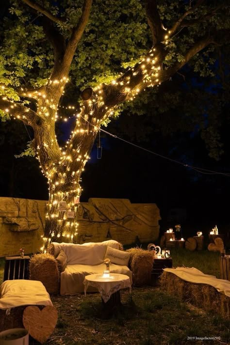 Patio Overhang Ideas, Barbeque Party, Outdoor Fairy Lights, Patio Lighting, Patio Seating, Balcony Decor, Backyard Decor, Garden Lighting, Small Backyard