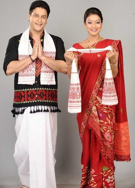 Traditional Dresses Of Different States of India - Moodswag Assamese Couple, Assamese Dress, Guwahati City, India Traditional Dress, India Theme, Mekhela Chador, Drawing Study, Mother India, Traditional Beauty