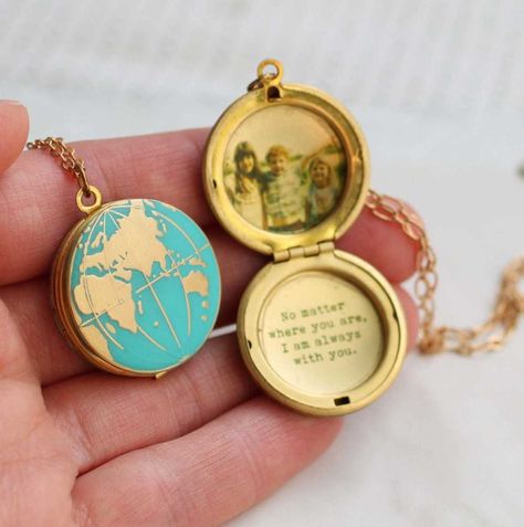 Necklace Planet, World Map Globe, Earth Necklace, Penyimpanan Makeup, Globe Necklace, Buku Harry Potter, Silk Purse, Travel Necklace, Map Pendant