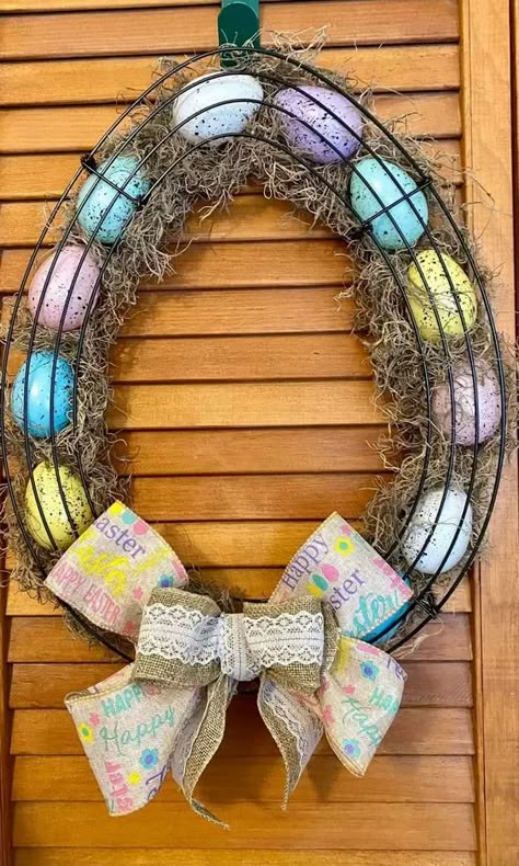 Wire Egg Wreath, Diy Dollar Store Wreath, Dollar Store Wreath, Easter Egg Wreath Diy, Dollar Tree Easter Crafts, Easter Sewing, Easter Things, Craft Easter, Chalk Crafts