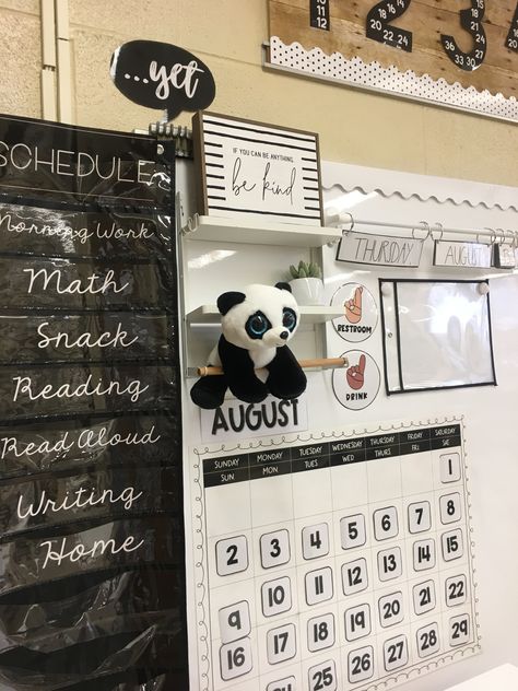 Black White Classroom, White Classroom Decor, Junior High Classroom, Modern Classroom Decor, Rustic Classroom Decor, Black And White Classroom, Classroom Corner, Teacher Storage, White Classroom