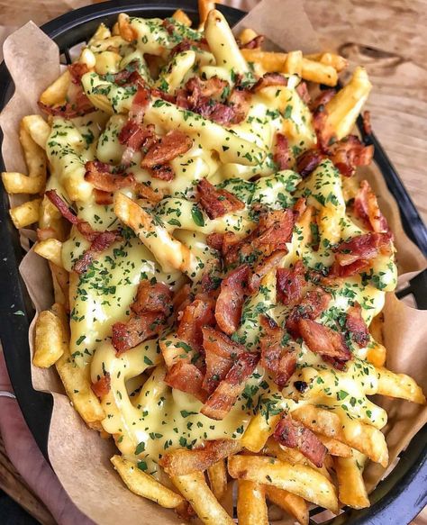 Pinterest @sweetness Bacon Fries, Garlic Cheese, Makanan Diet, Läcker Mat, Recipes Dessert, Deilig Mat, Food Goals, Cheese Sauce, Recipes Dinner