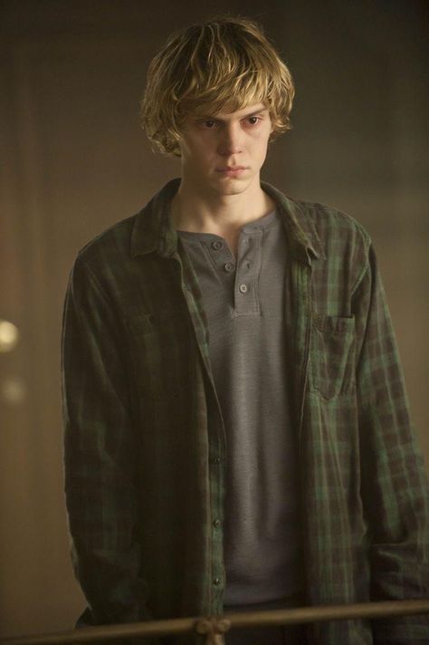 Evan Peters Tate Langdon, Evan Peters Tate, 3 People Costumes, Evan Peters American Horror Story, American Horror Stories, Tate And Violet, American Horror Story 3, American Horror Story Coven, Tate Langdon