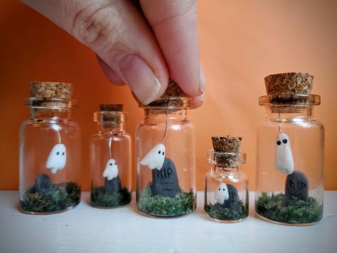 Mini Halloween Crafts, Mini Glass Bottle Crafts Diy, Autumn Craft Ideas For Adults, Halloween Diy Gifts, Spooky Crafts For Adults, Halloween Polymer Clay Ideas, Halloween Clay Crafts, Fimo Halloween, Handmade Halloween Decorations