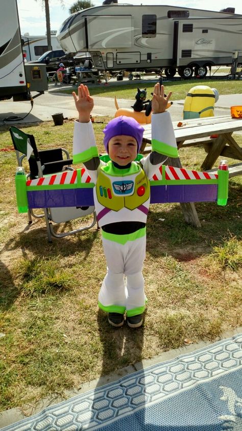 Diy Buzz Light Year Costume, Buzz Lightyear Costume Diy, Buzz Lightyear Costume Toddler, Disfraz Buzz Lightyear, Buzz Costume, Buzz Lightyear Wings, Homemade Wings, Buzz Lightyear Party, Childrens Halloween Costumes