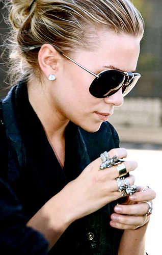 rings Mary Kate Ashley, Anja Rubik, Olsen Twins, Ray Ban Aviator, Mary Kate Olsen, Ashley Olsen, Wearing Sunglasses, Karlie Kloss, Man Ray