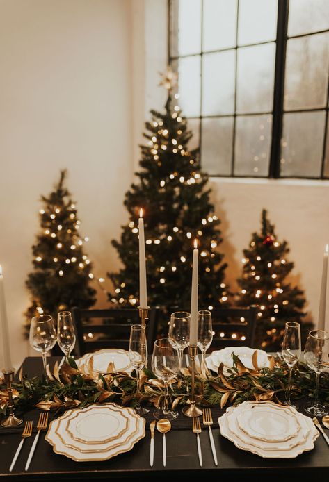 Indoor Wedding Reception Decor, Gold Sweetheart Table, Winter Wedding Table Centerpieces, Winter Engagement Party, Indoor Wedding Reception, Black Centerpieces, Gold Winter Wedding, Christmas Wedding Inspiration, Dresses Images