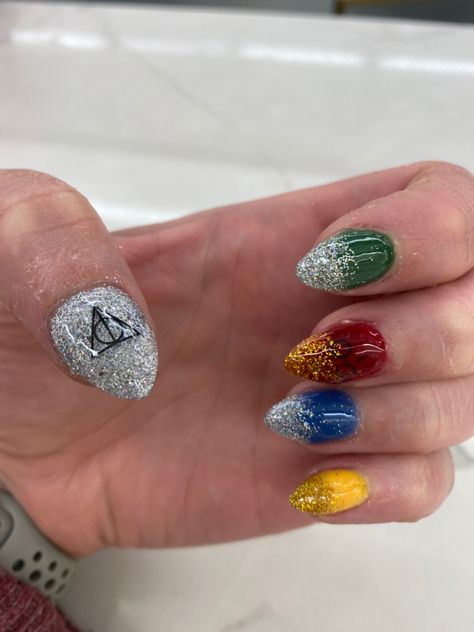 Harry Potter Nail Inspiration, Hogwarts Nail Art, Disney Universal Nails, Harry Potter Nails Designs Simple, Harry Potter Christmas Nails, Nerdy Nail Art, Harry Potter Nails Gryffindor, Universal Studios Nail Ideas, Harry Potter Acrylic Nails