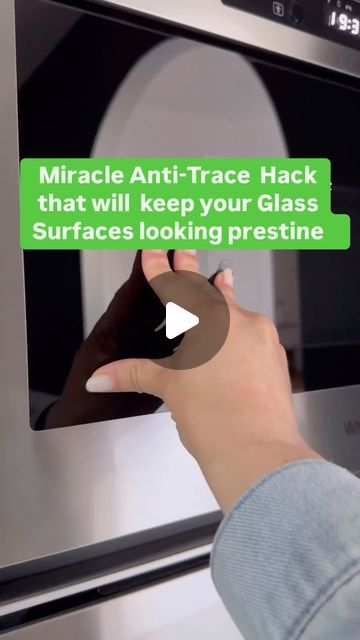 Streak Free Mirror Cleaner, How To Clean A Mirror, Cleaning Kitchen Cabinets, Cleaning Mirrors, Clean Mirrors, Glass Cleaner Recipe, Miracle Cleaner, Cleaning Oven, Mirror Cleaner