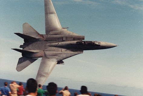 That time an F-14 Tomcat pilot made a super low flyby on USS America F-14d Super Tomcat, Uss America, Naval Aviator, Plane Photos, F14 Tomcat, F-14 Tomcat, Military Jets, Flight Deck, Aircraft Carrier