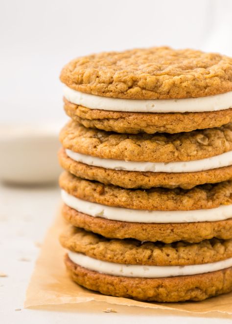 The Best Homemade Oatmeal Creme Pies Oatmeal Cream Pie, Homemade Oreo Cookies, Delicious Cookies Homemade, Cream Pie Filling, Chewy Oatmeal Cookies, Oatmeal Creme Pie, Halloween Cookie Recipes, Oatmeal Raisin Cookies Chewy, Oatmeal Cream Pies