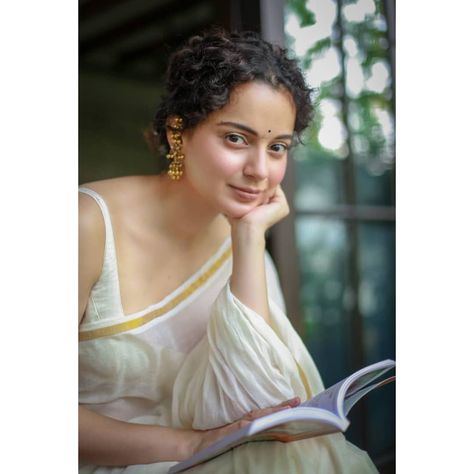 Kangana Ranaut on Instagram: “A lighter-than-air malmal sari with minimal gold boders is a perfect base for a neo-Indian look. Paired flawlessly with a Lady dior bag and…” Kerala Saree, Kangana Ranaut, Saree Poses, Indian Look, Queen Pictures, Saree Photoshoot, Indian Woman, Foto Poses, Saree Trends