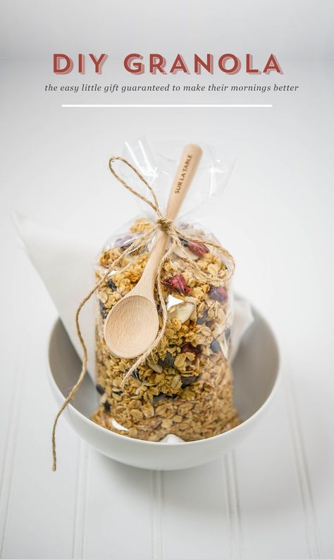 DIY Granola Gift Basket | Spoonful Of Comfort Granola Gift Basket, Healthy Gift Ideas, Granola Gift, Diy Granola, Food Gifts Packaging, Breakfast Granola, Easy Gift Idea, Diy Food Gifts, Food Gift Baskets