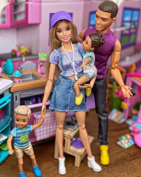 Barbie Doll Dream House, Barbie Doll Diys, Toys Barbie Dolls, Cool Barbie Dolls, Barbie Doll House Ideas, Barbie Family Photos, Cute Barbie Dolls, Barbie Doll Room, Barbie House Ideas