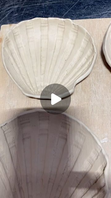 Seashell Ceramic Plate, Clay Seashells Diy, Shell Pottery Ideas, Ceramic Shell Dish, Sea Shell Ceramics, Keramiikka Ideas, Shell Ceramics, Seashell Pottery, Anu Agarwal