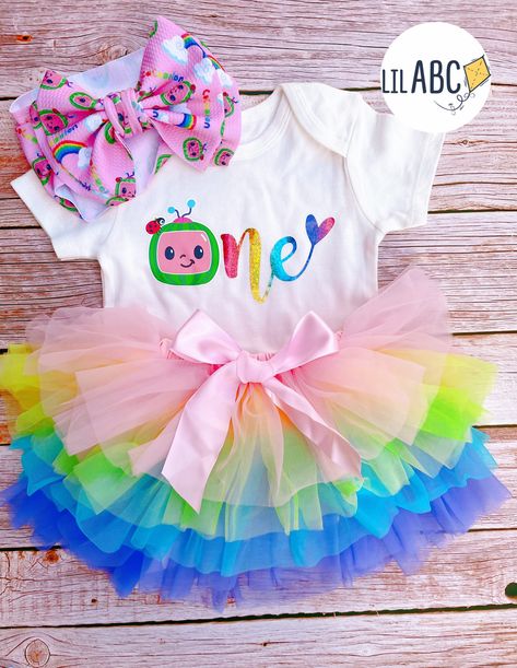 Birthday Party Ideas Outdoor, Cocomelon Birthday Outfit, Party Ideas Outdoor, Birthday Cake Smash Photoshoot, 1st Birthday Themes Girl, 1 Year Birthday Party Ideas, Girl Birthday Party Ideas, Cake Smash Photoshoot, Smash Photoshoot