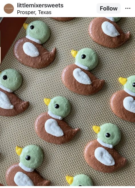 Jungle Animal Desserts, Bridal Shower Macarons, Duck Macaron, Winnie The Pooh Macarons, Unique Macarons, Macaroon Designs, Macaron Ideas, French Macaroon Recipes, Macaron Template