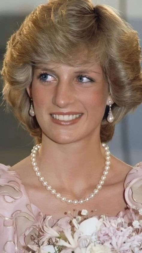 Diana Hair, Princess Diana Hair, Prinz George, Diana Wedding, Princess Diana Fashion, Catherine Walker, Princess Diana Family, Princess Diana Photos, Princess Diana Pictures