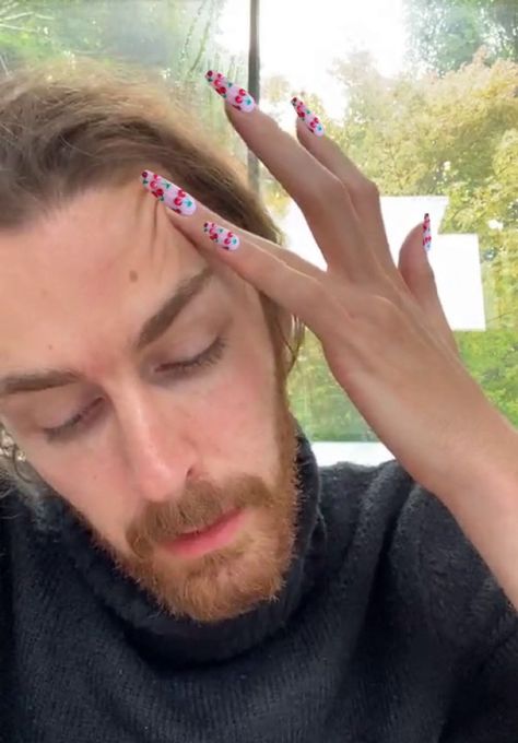 Hozier Hair, All Things End Hozier, Hozier Pictures, Hozier Girlfriend, Hozier Hands, Hozier Pfp, Hozier Drawing, Hozier Nails, Hozier Jesus