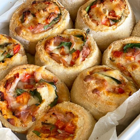 11 delicious pizza scroll recipes that are kid-friendly too! Pizza Scrolls Recipe, Savoury Scrolls, Pizza Meals, Pizza Scrolls, Scrolls Recipe, Period Cravings, Entertaining Snacks, Pizza Buns, Toddler Recipes