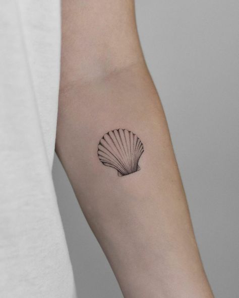 Minimalist Floral Tattoo, Daisy Chain Tattoo, Band Tattoos For Men, Shell Tattoo, Seashell Tattoos, Shell Tattoos, Floral Tattoos, Bff Tattoos, Tattoo Artwork