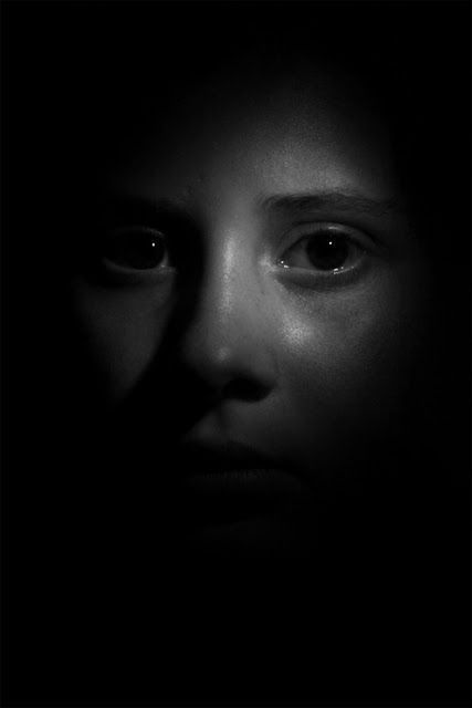 There is a very soft, fuzzy, single light on this girl's face. I like this image because it highlights emotions, with the soft focus being on her eye. Chiaroscuro Photography, Shadow Portraits, Low Key Portraits, Low Key Photography, Dark Portrait, Foto Portrait, Portrait Lighting, Shadow Photography, Charcoal Art