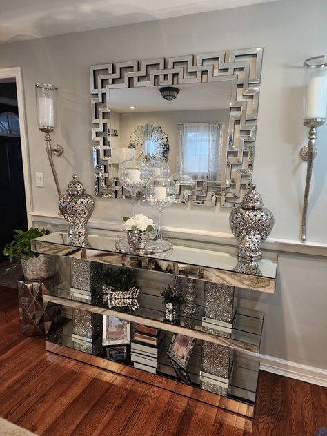 Mariely's decorations Entryway Table Decor Modern Luxury, Black And Silver Living Room Decor, Silver Living Room Decor, Blue Dining Room Decor, Boujee Apartment, Silver Living Room, Living Room Aesthetic, Living Room Painting, Classy Living Room