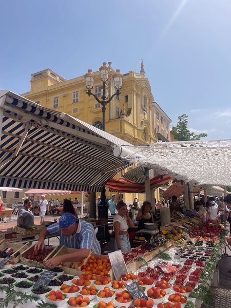 Farmers market in Nice, France fruits aesthetic european summer traveling to europe getaway Nice France Market, Shopping In Nice France, Fruits Aesthetic, Frances Farmer, Culture Of France, Traveling To Europe, France Food, France Aesthetic, European Market