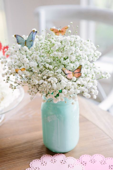 A summery butterfly bouquet as simple as a $3 bunch of baby's breath and butterfly stickers! Mason Jar Flower Arrangements, Confirmation Ideas, Hoco 2024, Spring Mason Jar, Diy Osterschmuck, Fairy Garden Birthday Party, Idee Babyshower, Butterfly Birthday Party, Garden Party Birthday