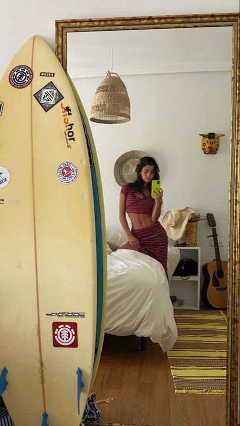 Surfers Bedroom, Surf Mirror, Surfboard Bedroom, Surfer Girl Room Aesthetic, Surfboard Mirror, Surf Room Decor, Surf Room, Beachy Room, Surf Vibes