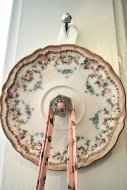 Diy Cozinha, Repurposed China, Plate Hanger, Teacup Crafts, China Crafts, Plate Hangers, Cup Crafts, Plate Decor, Antique Plates