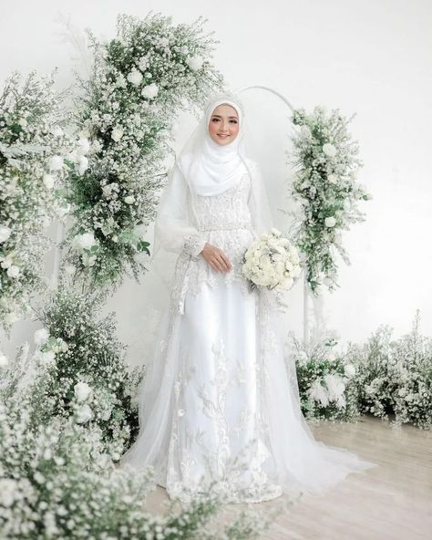 Akad Dress Hijab, Wedding Dress Hijab Syar'i, Pelamin Putih, Akad Dress, Wedding Dress Syari, Simply Wedding Dress, Dekor Akad, Bridal Dresses Ideas, Wedding Syar'i