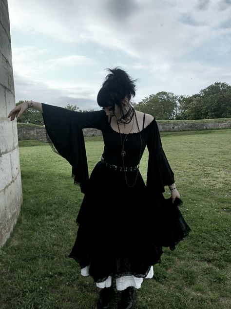 Goth Aesthetic Dress, Vintage Gothic Outfits, Elegant Goth Outfits Classy, Goth Fantasy Outfit, Beautiful Goth Women, 90s Witch Aesthetic Outfits, Soft Gothic Outfits, Fancy Goth Outfits, Corset Outfit Goth