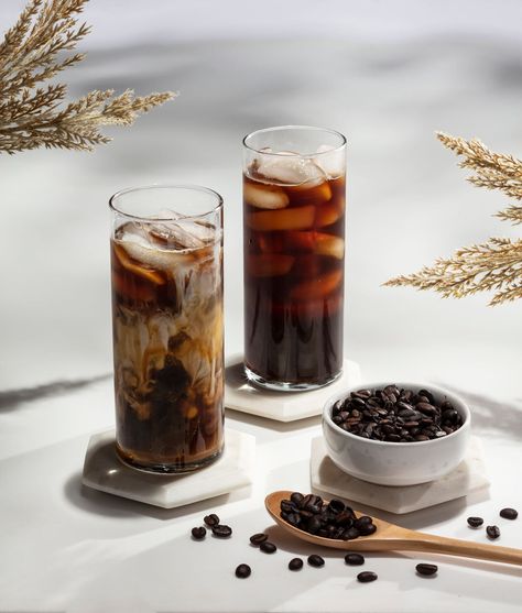 Compare cold brew vs. iced coffee. Let us guide you to your ideal coffee experience. Juan Valdez, Coffee Biscuits, Coffee Advertising, Mobile Coffee Shop, Coffee Cup Photo, Photography Coffee, Coffee Guide, Food Photoshoot, Food Advertising