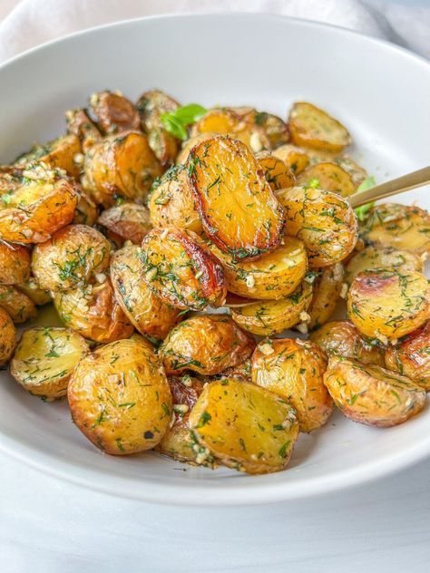 Roasted Dill Potatoes British Roasted Potatoes, Bbq Potatoes Recipes, Roasted White Potatoes, Roasted Potatoes Recipes, Retreat Recipes, Parmesan Smashed Potatoes, Roasted Mini Potatoes, Gf Sides, Potato Ideas