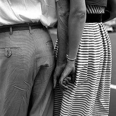 vivian maier, chicago street photographer 1950-1990.  a collection of her negatives has been found and shows an amazing woman with an amazing eye.  a documentary is being made, a book being published and an exhibit open in chicago.  this kind of story endlessly inspires me. Vivian Maier Street Photographer, Vivian Mayer, Paula Scher, Diane Arbus, Urban Culture, Vivian Maier, Romantic Photos, Foto Vintage, Foto Art