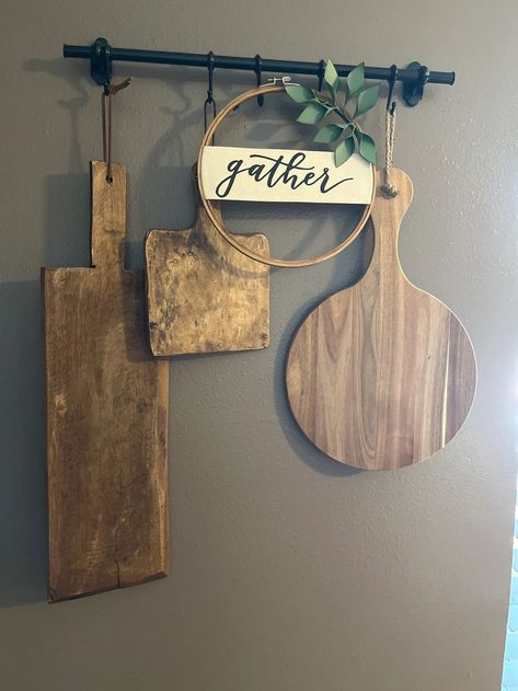 Charcuterie Board Wall Decor, Kitchen Paddle Board Decor, Rustic Wooden Wall Decor, Art Work For Kitchen Walls, Cutting Board Display Wall, Rustic Kitchen Design Farmhouse Style, Charcuterie Board Wall Display, Kitchen Wall Decor Ideas Farmhouse Style, Hanging Cutting Boards On Wall