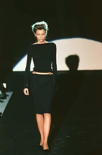 Tom Ford Runway, Gucci Runway, Tom Ford Gucci, 90s Runway Fashion, Runway Fashion Couture, Outfit 90s, Top Skirt Set, Strappy Top, Minimal Outfit