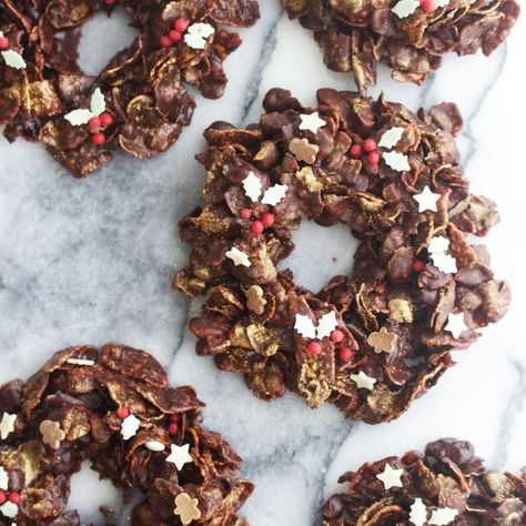 Rocky Road Christmas Wreath, Christmas Desert Wreath, Chocolate Christmas Wreath, Christmas Cafe Food, Christmas Desert Board, Christmas Tiffin, Xmas Treats Ideas, Christmas Dessert Gifts, Christmas Chocolate Recipes