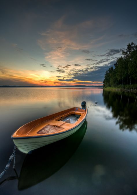 'Orange' boat, sky reflections! In Varmland, Sweden. Cer Nocturn, Wow Photo, Row Boats, Old Boats, Paddle Boat, Boat Art, Fotografi Alam Semula Jadi, Lake Pictures, Wooden Boats