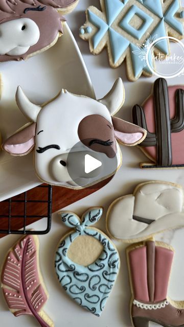 Cow Cookies Decorated, Western Cookies, Cow Cookies, Cookie Recipes Decorating, Cookie Videos, Cake Cookie, Christmas Cookies Decorated, Animal Cookies, Western Christmas