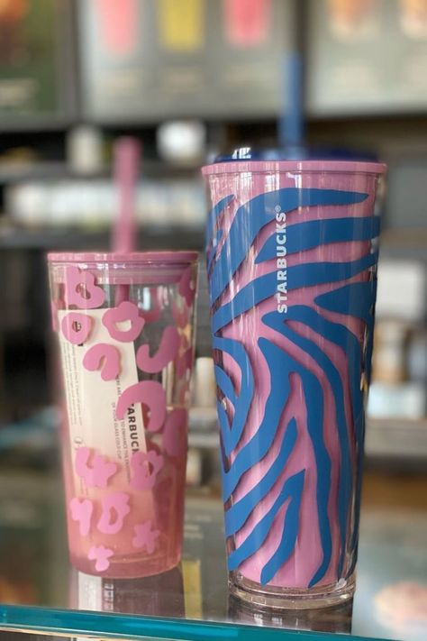 See Starbucks's New Pink Cheetah and Tiger Tumblers Copo Starbucks, Starbucks Bottles, Pulseras Kandi, Starbucks Cup Design, Starbucks Cup Art, Trendy Water Bottles, Pink Cheetah Print, Pepper Soup, Stuffed Pepper