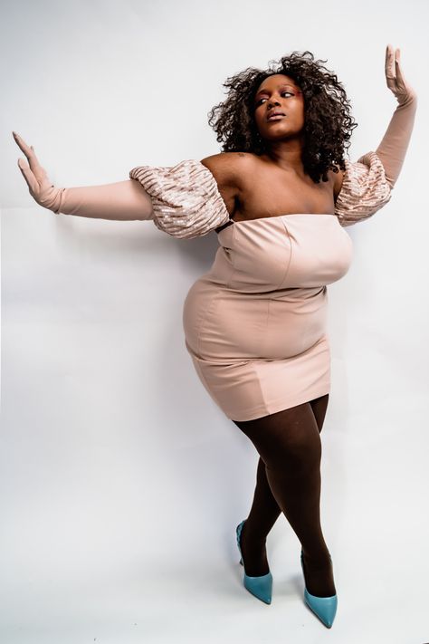 Poses Plus Size, Photography Model Poses, Poses Editorial, Plus Size Photography, Mode Poses, Poses Photoshoot, Plus Size Posing, Shooting Studio, Plus Zise