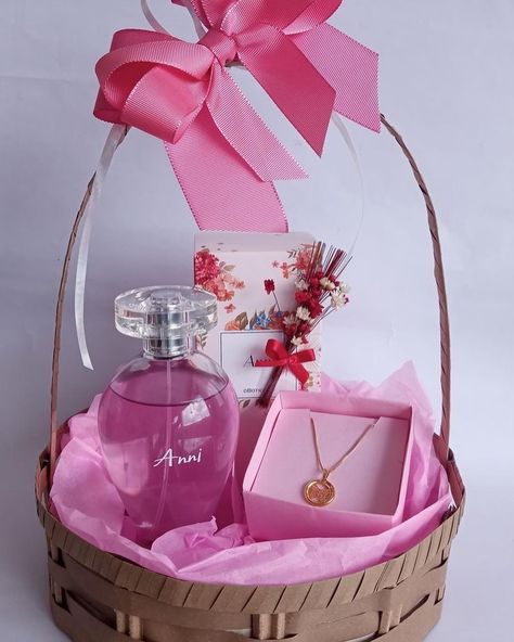 "Here's to the one who gave me the world. Happy Mother's Day!" Order Now🚨🚨#mothersday #momboss #gif #mothersday #mothersdaygift Perfume Gift Hamper Ideas, Kits Natura, Easy Birthday Gifts, Personalised Gifts Diy, Cute Gifts For Friends, Gift Wrapping Inspiration, Diy Anniversary, Diy Gift Set, Small Business Packaging Ideas