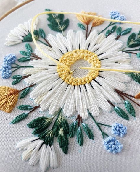 Hand Embroidery Daisy, Daisy Embroidery Pattern, Daisy Template, Embroidery Daisy, Butterfly Cross Stitch Pattern, Embroidery Summer, Autumn Cross Stitch Patterns, Botanical Embroidery, Fall Cross Stitch